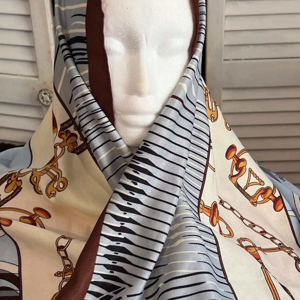 SELLING SCARF FOR WOMEN SIZE XL COLOR FLORAL BNWOT NEVER USED READY FOR MOM 👩